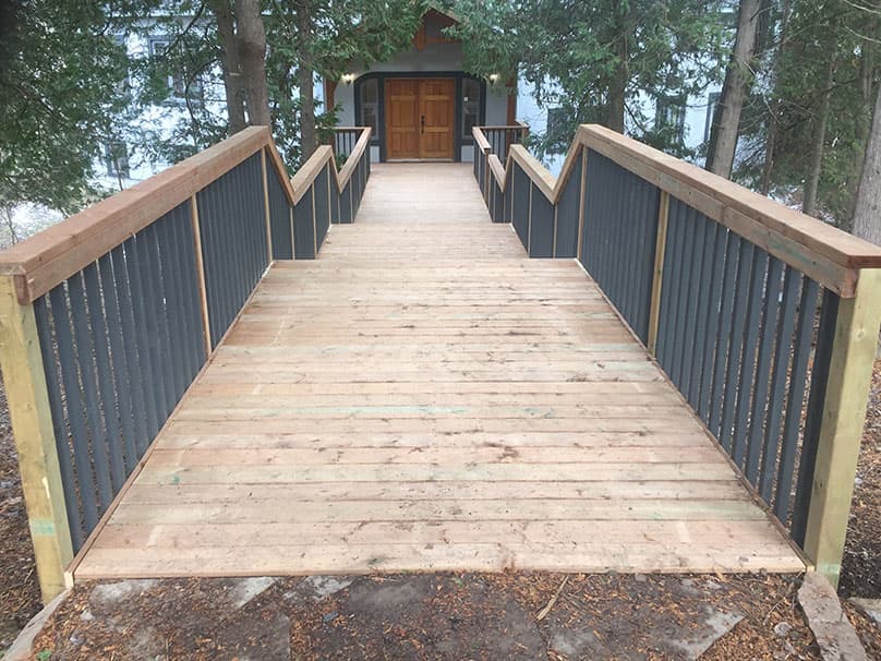 Privacy fence with decorative top